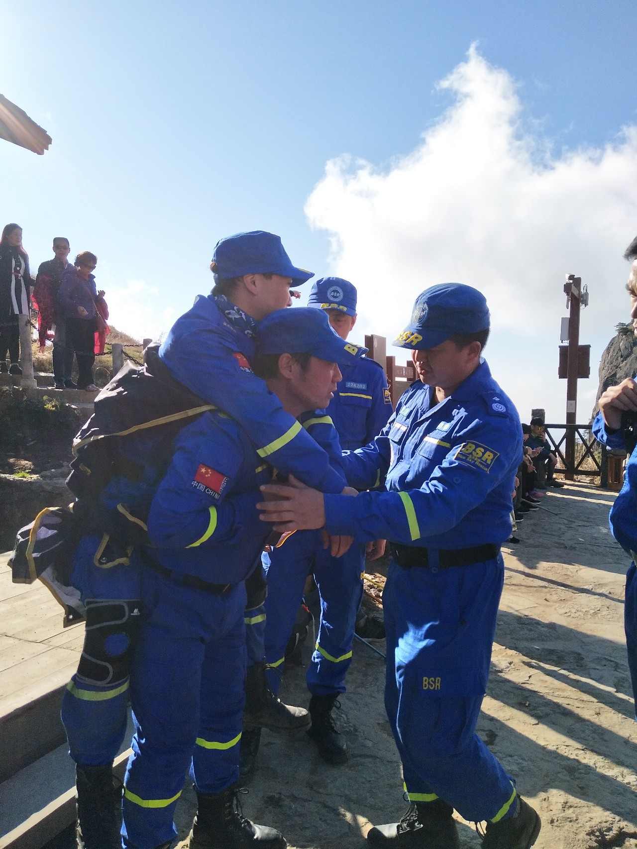 关于齐鲁暴熊队对阵陇右雪豹队，足球附加赛爆冷，门将神扑救主——团队防守值得称道的信息