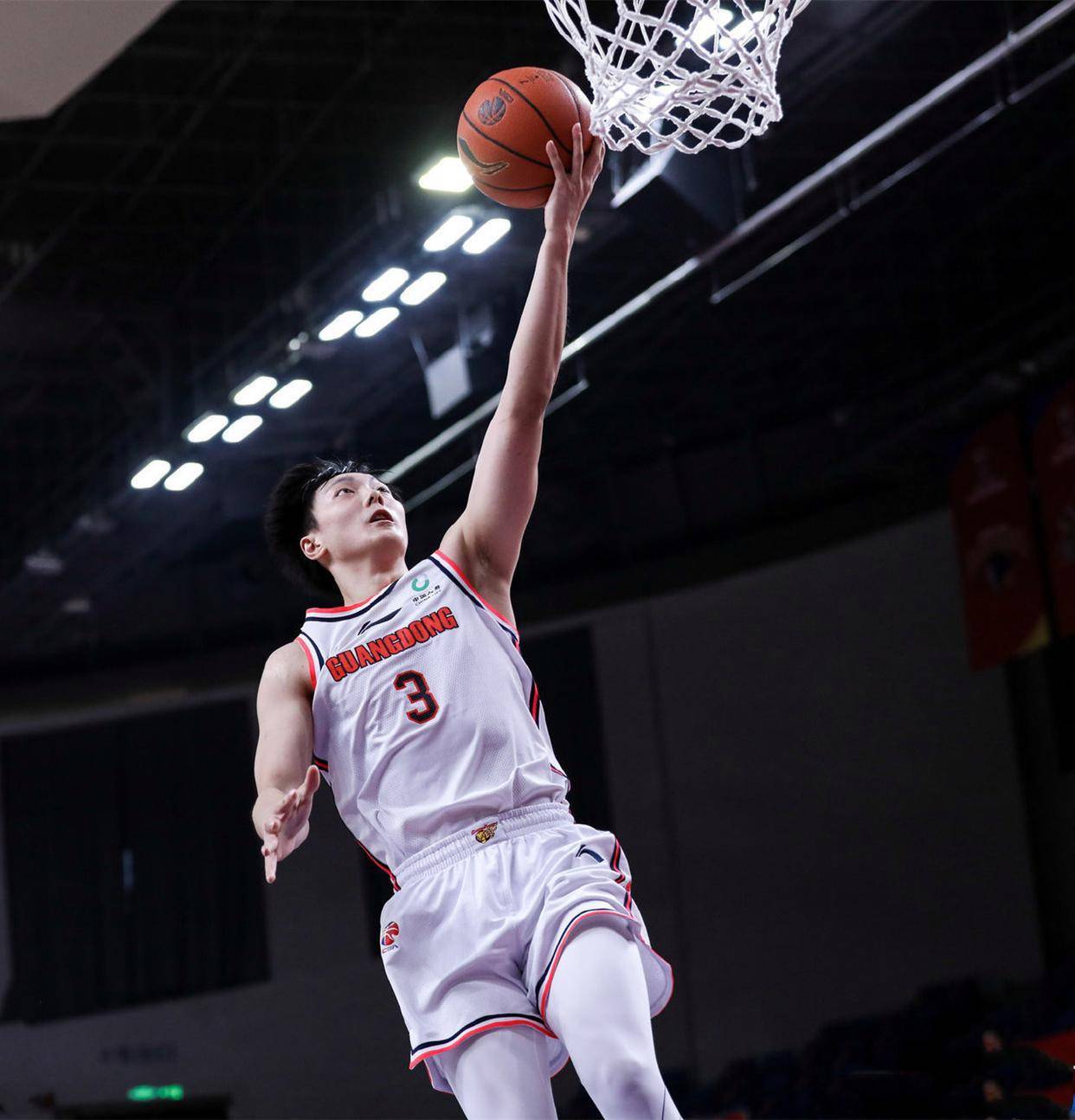 东海金雕队对阵天山雷霆队,柔道常规赛险胜,内线统治篮板——禁区内连续解围  东海金雕队对阵天山雷霆队,柔道常规赛险胜,内线统治篮板——禁区内连续解围