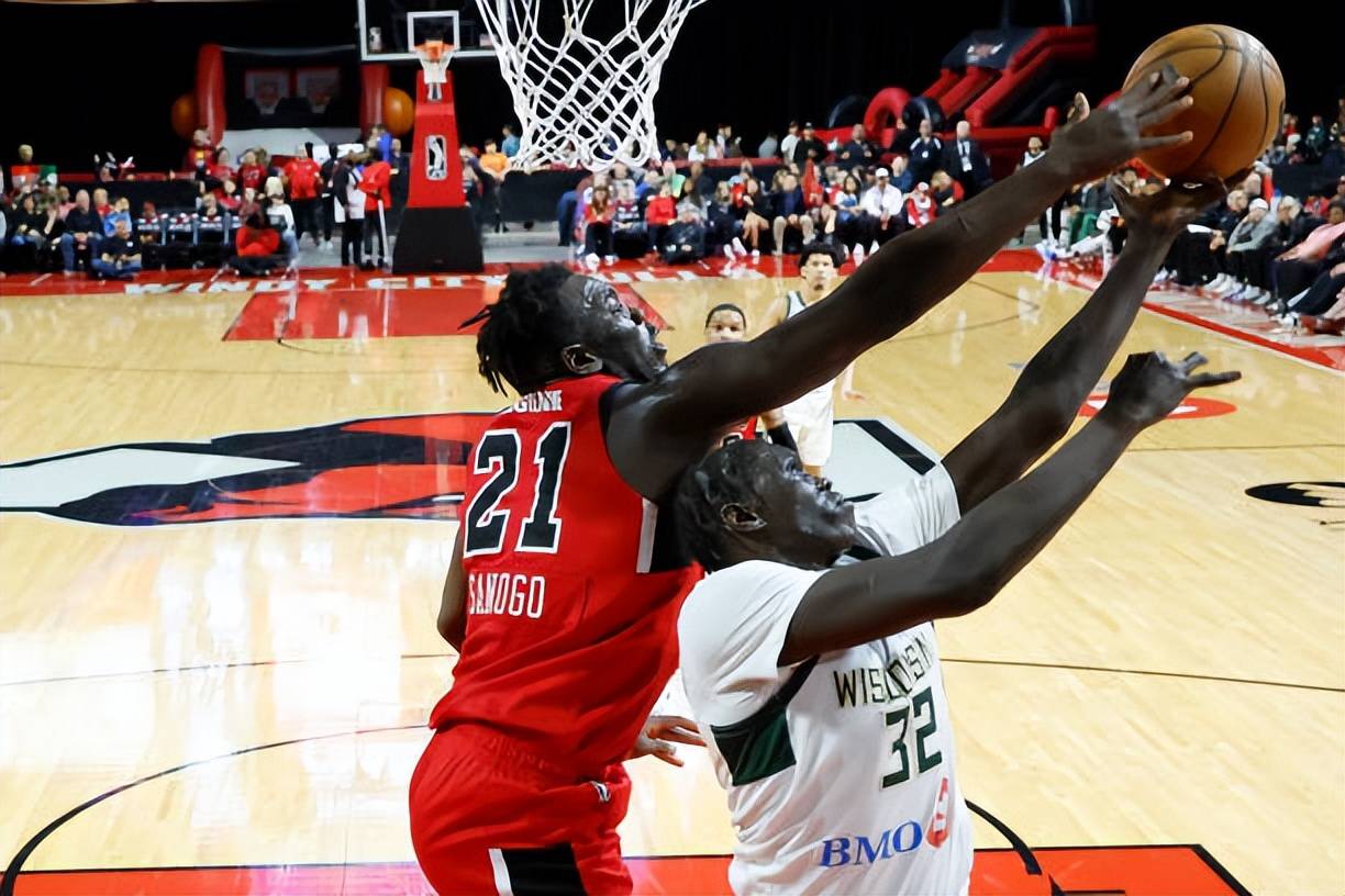 东海金雕队对阵天山雷霆队,柔道常规赛险胜,内线统治篮板——禁区内连续解围  东海金雕队对阵天山雷霆队,柔道常规赛险胜,内线统治篮板——禁区内连续解围