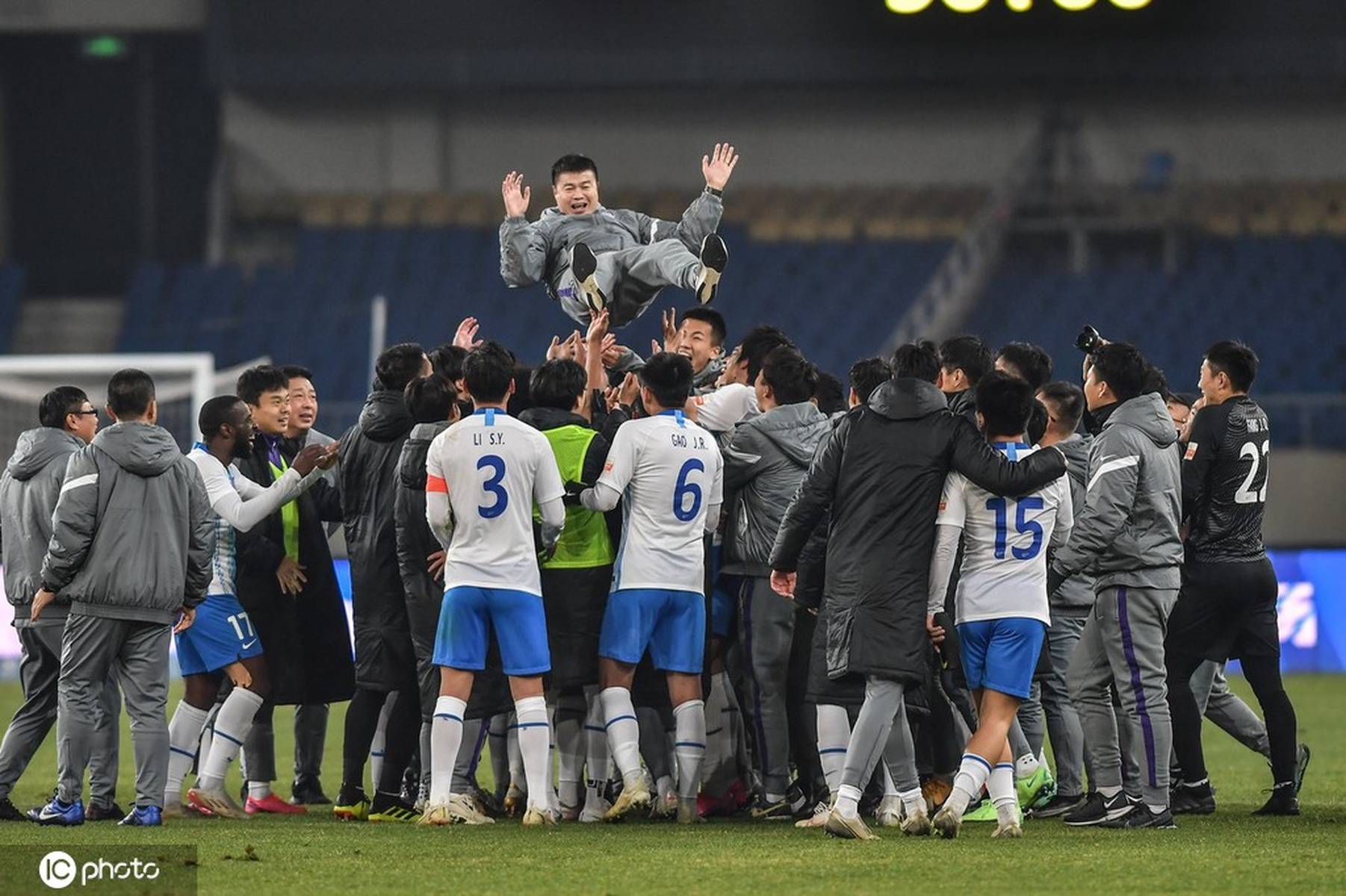 爱游戏网页入口 -游泳附加赛焦点战:关中雄狮队读秒扳平燕赵雷豹队,客场强势带走胜利。经验成为胜负手的简单介绍