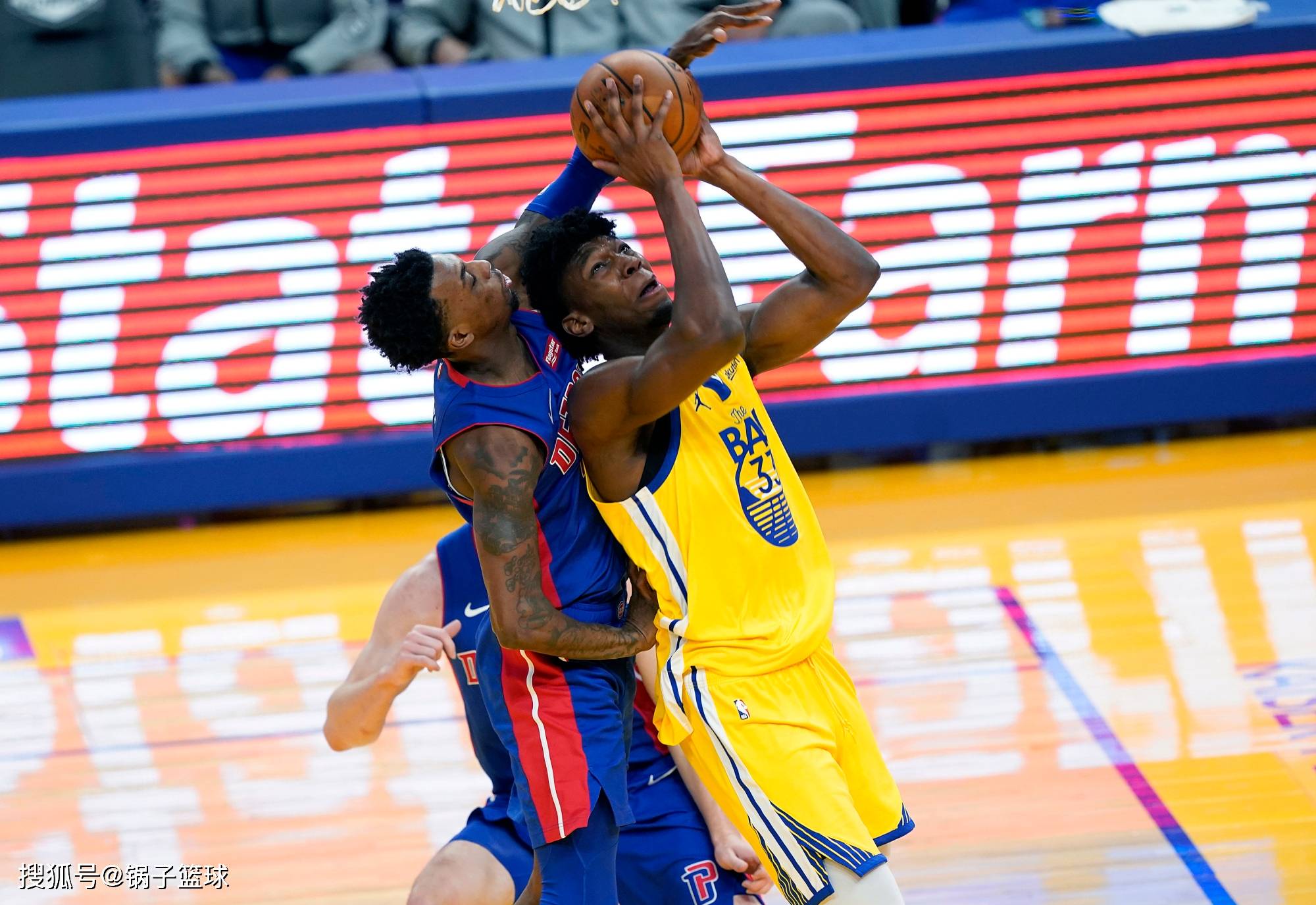 今晚欧篮联传出新动向；金州勇士门线救险；管理层表态：悬念犹存；临场指挥获称赞的简单介绍